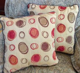 Nice Pair Of Accent Pillows (Never Used)