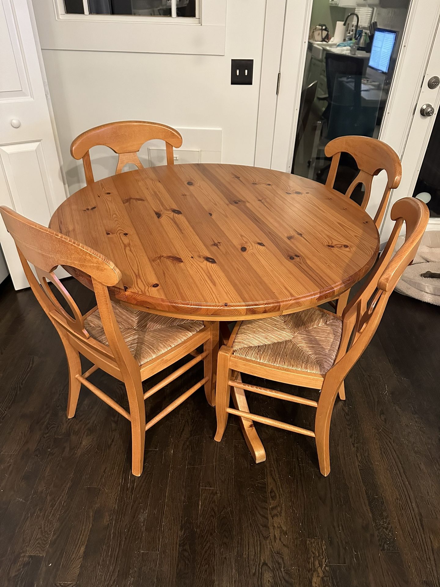 Country Style Pedestal Table