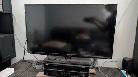 Insignia TV & Yamaha Surround Sound !Priced To Sell!