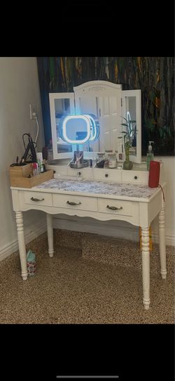 White mirror with Desk.