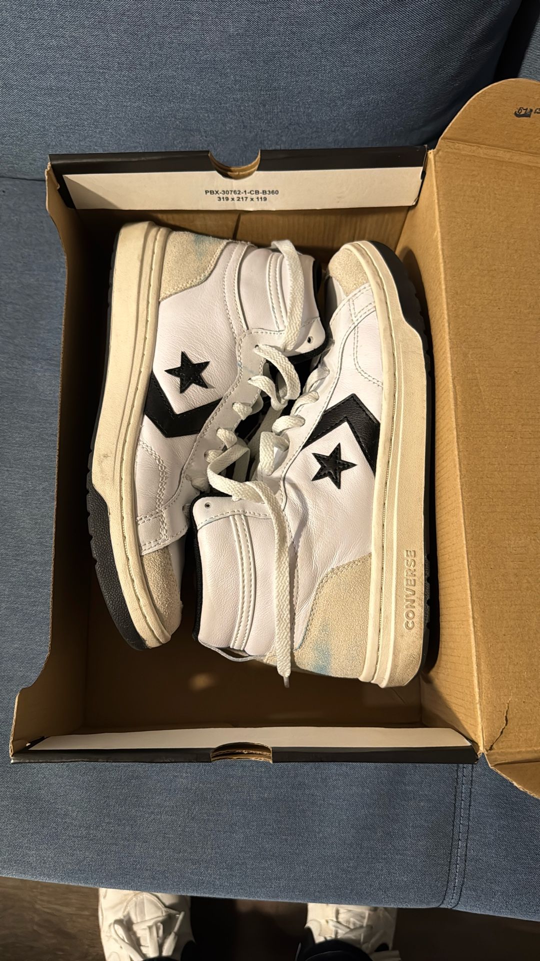 Converse 7 1/2 Mens / 9 Women’s Sneakers