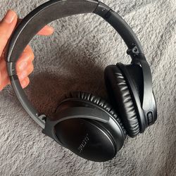 Black Bose Quiet Comfort Headphones 