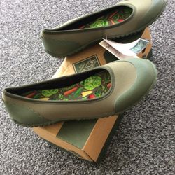 Brand NEW Ladies Size 11 “Muck Brand” Flats