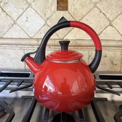 Le Creuset Classic Red Kettle – Excellent Condition!