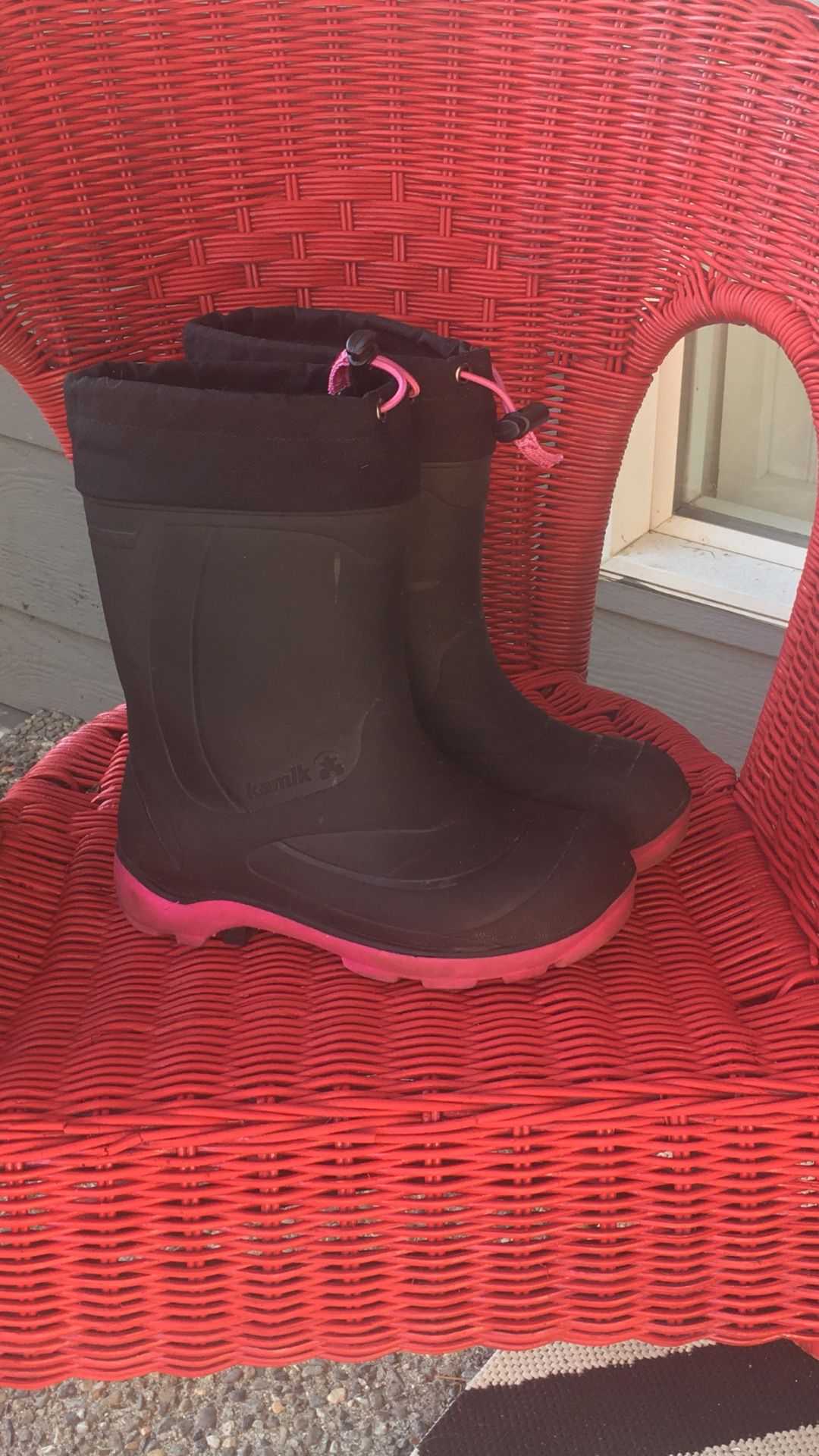 Kamik snow boots. Girls size 1. EUC
