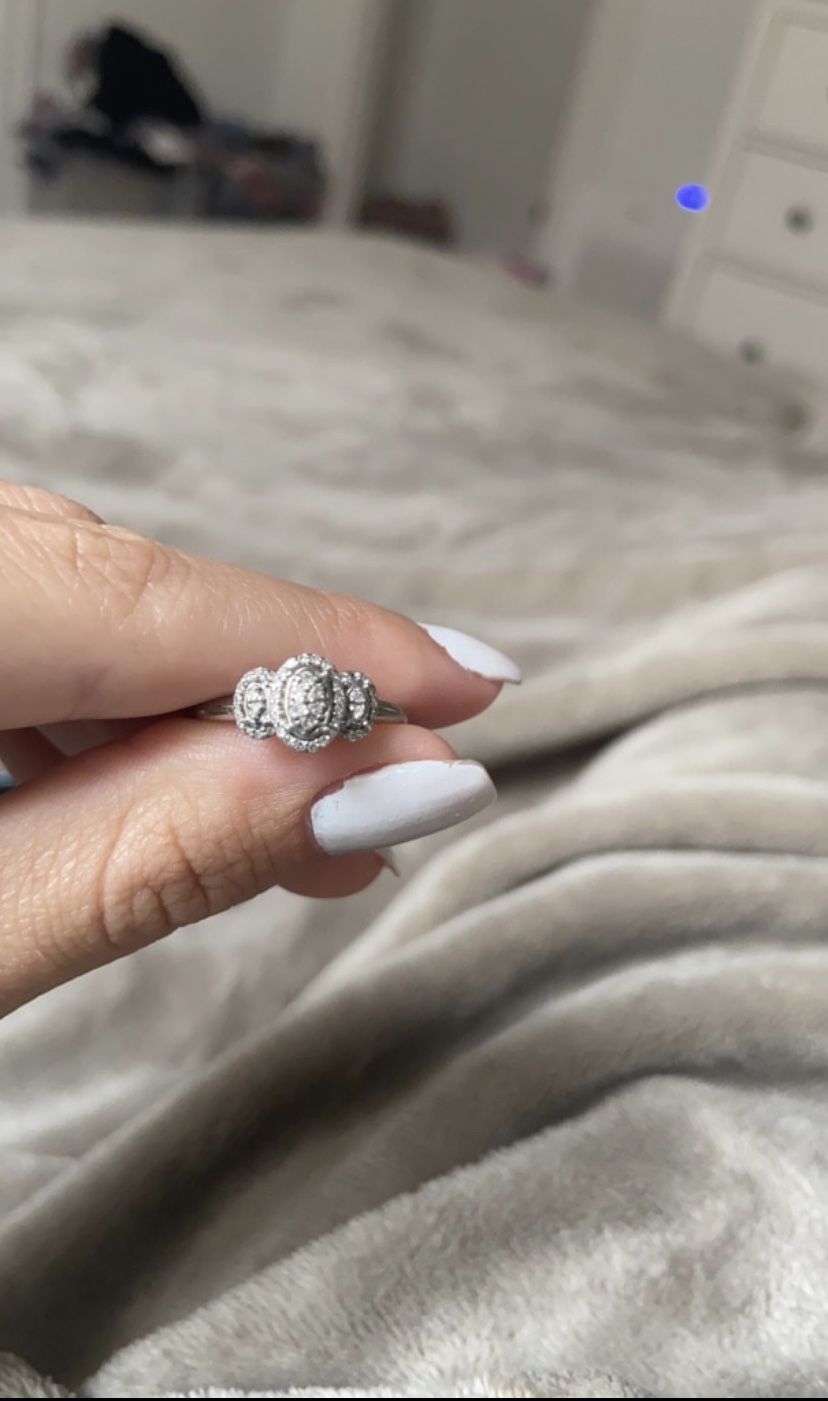 10k white gold/diamond ring