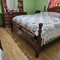 bedroom set in very good condition size cal king