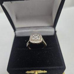 10k Gold Ladies Cocktail Ring With Diamond Chips. 