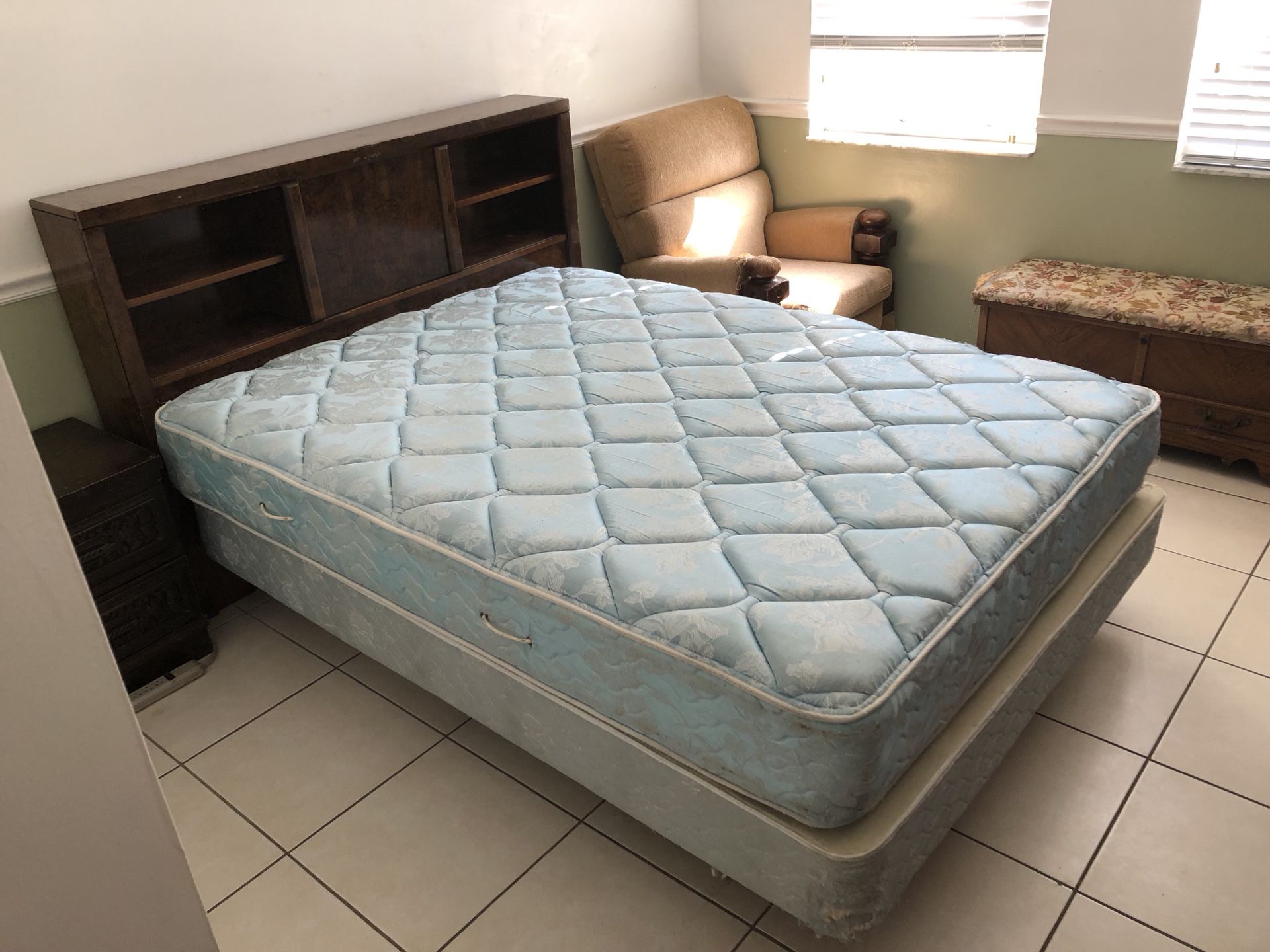 Queen size bed. (Includes: Mattress, boxspring, Headboard & frame)