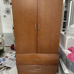 Armoire $110  35x22x72