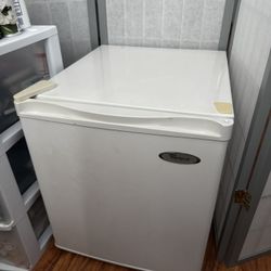 Whirlpool Mini fridge 