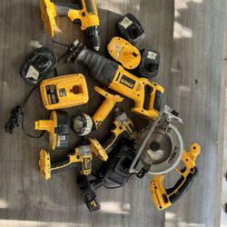 Se vende herramienta Dewalt  6 baterías 2 cargadores 3 taladros  Un soso Y un cerrucho