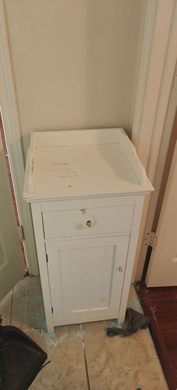 Free vanity cabient