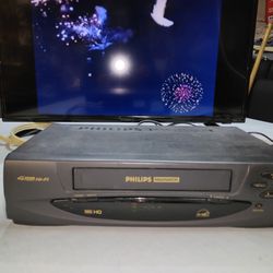 PHILLPS- MAGNAVOX VINTAGE VCR PLAYER AND RECORDER 