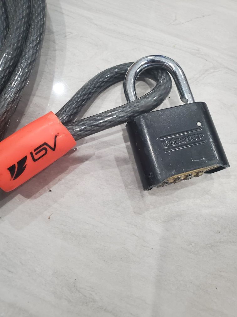Security cable w/máster lock. 30 feet