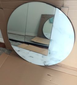 BEAUTIFUL NEW MIRROR WITH MARBLE LOOK FRAME