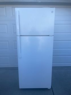 2021 GE top and bottom refrigerator for $270. Dimensions are 28Wx30Dx67H. Pick up only.