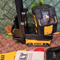 DEWALT
(Brand Rating: 4.5/5)
20V Max Lithium-Ion Cordless Green Cross-Line Laser Level Kit, (1) 2.0Ah Battery, Charger