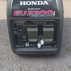 Honda inverter EU-2200i Companion 30a used 4 times for camping runs great  paid $1,427.00 out the door sale for $1,000 