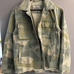 Levi’s men’s small Green Camouflage coat / Jacket Utility Casual great condition 