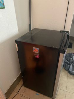 Mini fridge w/ tiny freezer