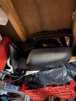 Here I have these mirrors, they are in excellent condition and they are for a Doshi Ran, year 2010, 1,500