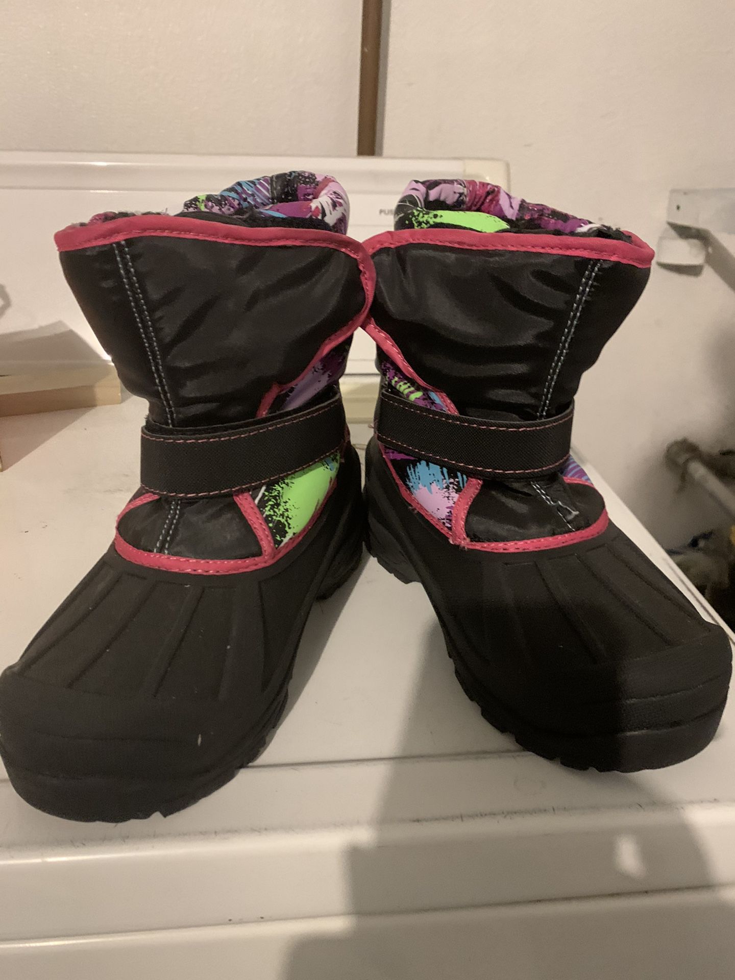 Kids size 3 snow boots