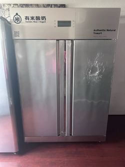 This is a near-mint (99% new) fresh-keeping refrigerator. Suitable for both home and commercial use. Please refer to the photos for dimensions. Voltag
