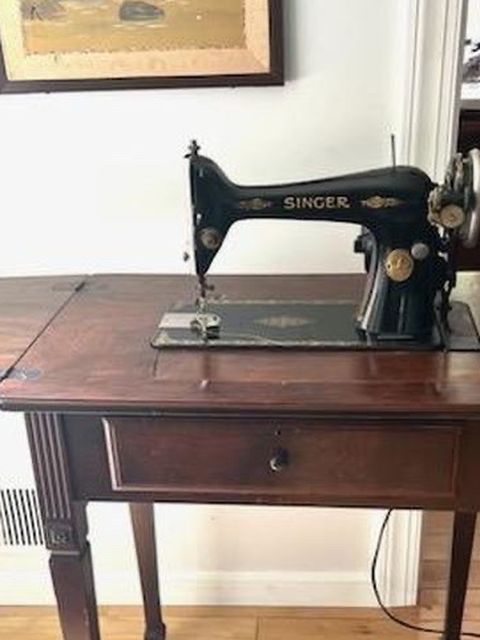 1927 Singer Sewing machine. Black With Gold Leaf. Beautiful machine. Ideal for collector to restore. 