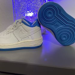 Nike Air Force 1 Low (toddler/kids). Size 2c