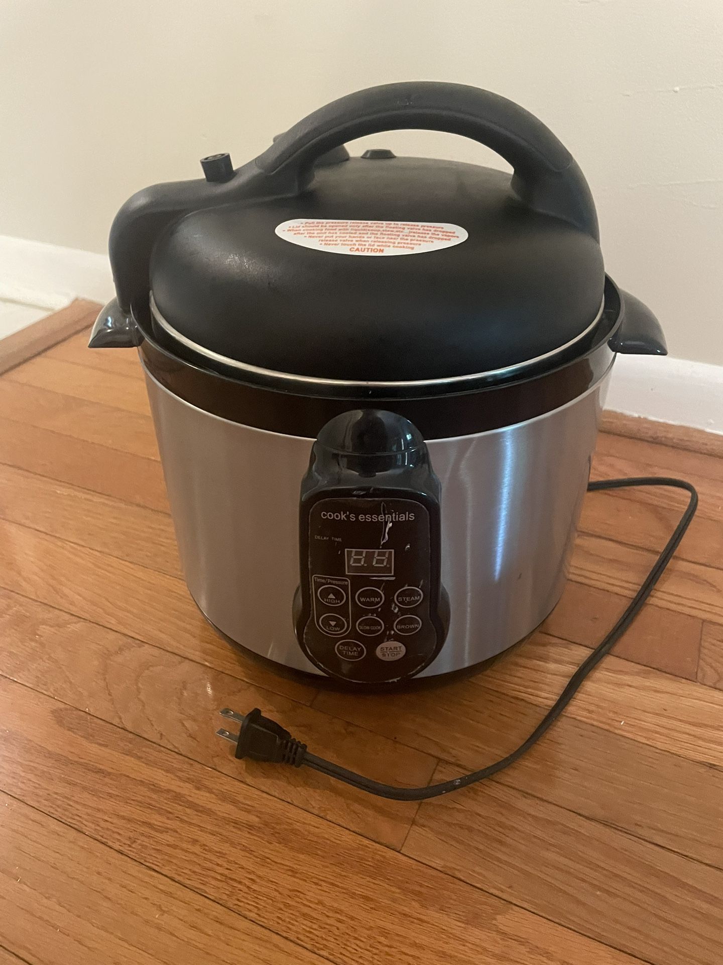 Cook's Essentials 4-Quart Pressure Cooker, Used <5 Times, Used