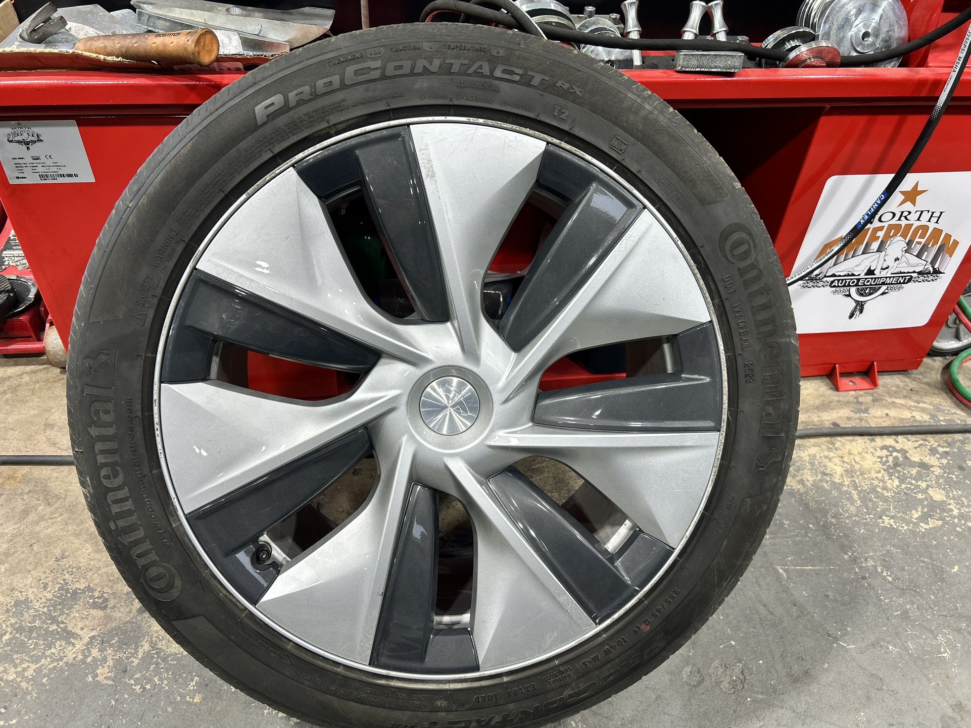 (1) ONE OEM 19” Tesla Model Y Gemini wheel and Tire 255/45r19 75% with Cap  Has rash and minor marks . No leaks no plugs   Firm 