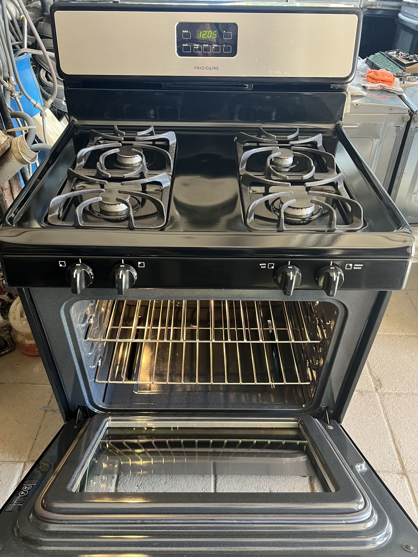 Frigidaire 4burner gas stove in perfect condition, delivered to your