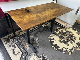 (2) Desks, 1 rises $75/white desk $50