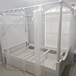 Brand New Disney Frozen Girls Bed Wuth Bottom Dresser