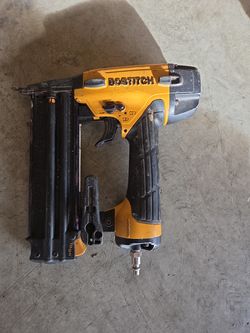 Pneumatic nail gun
