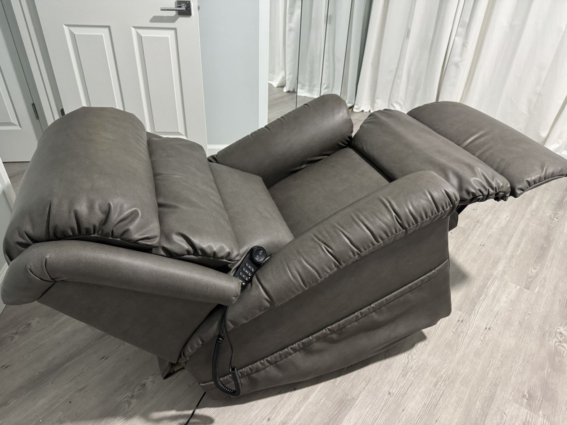 La-Z-Boy Astor Platinum Power Lift Recliner w/ Headrest & Lumbar & Massage