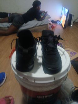Black cats spizike low size:5.5Y