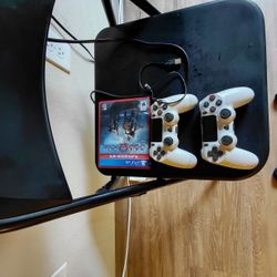 PS4 WITH 2 CONTROLLERS AND FREE GAME 