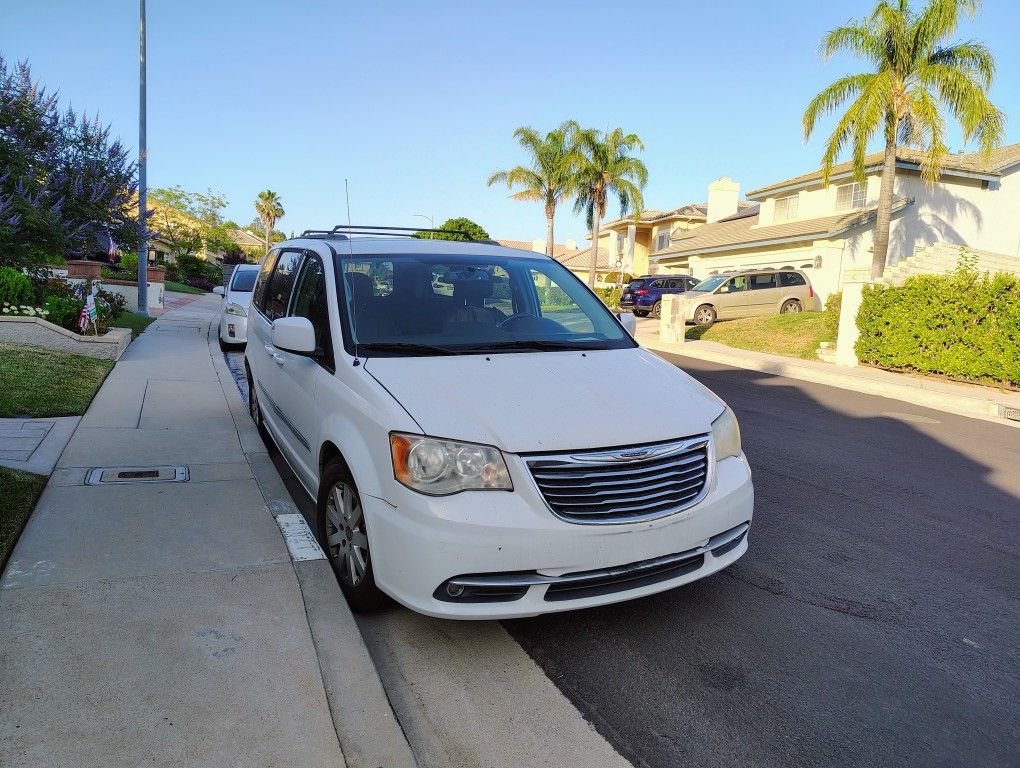 2014 Chrysler Town And Country. 7 Seat. $2450