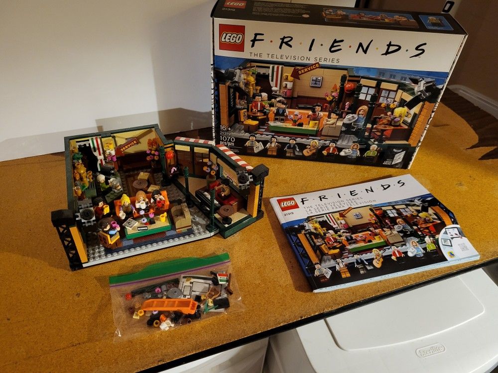 Lego FRIENDS the TV Series Central Perk 21(contact info removed) Pieces Retired 