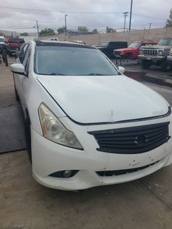 Infinity G37 2013 Pearl white need body work and as engine oil leak
