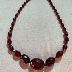 BEAUTIFUL VINTAGE RED AMBER FACETED NECKLACE. THE TOTAL LENGHT IS 22” INCHES. IN EXCELLENT CONDITION. 