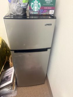Magic Chef Mini Fridge with Top Freezer