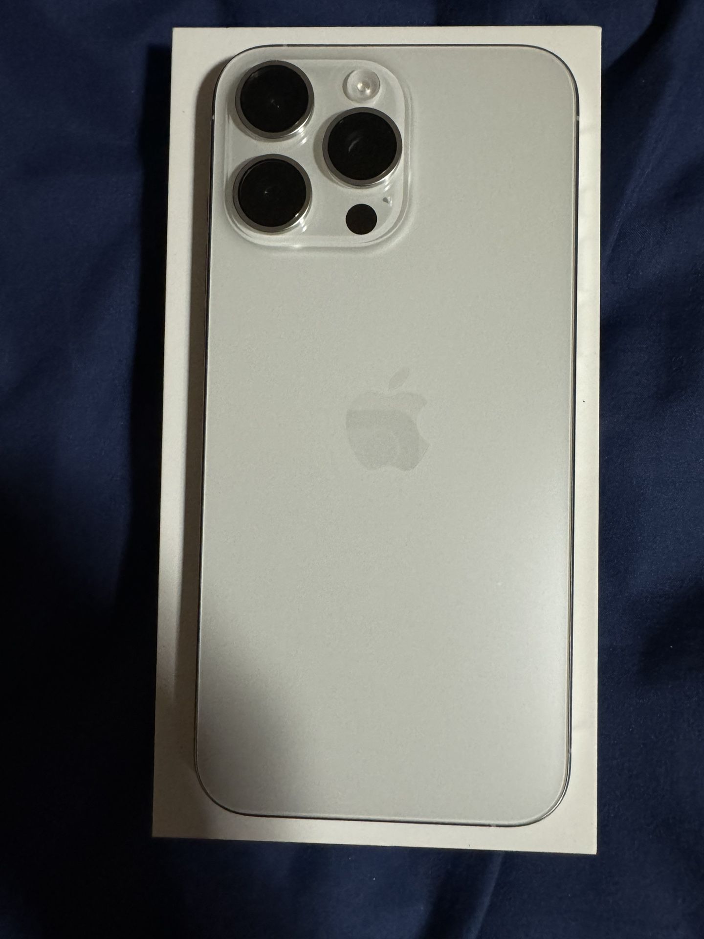 Unlocked Mint White iPhone 15 Pro Max 256GB