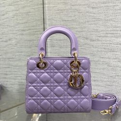 A classic versatile bag for women