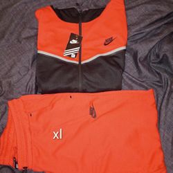 Mens Nike sweatsuits $60 hmu sizes on pic💯🔥💪