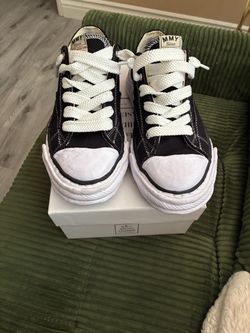 Masion mihara size 9 only wear twice comes with the box and everything 👍