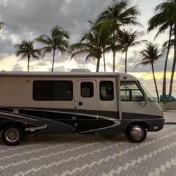 2004 Airstream Land Yacht 30