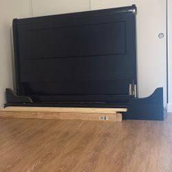 BROKEN BED FRAME - FREE WOOD ? 